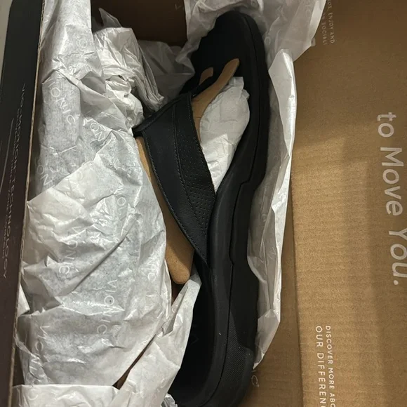 Brand new Vionic, men’s leather flip flops. never worn. New in box. Size 7M - Picture 3 of 4